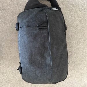 INCASE CAMERA SLING BAG IN GREY